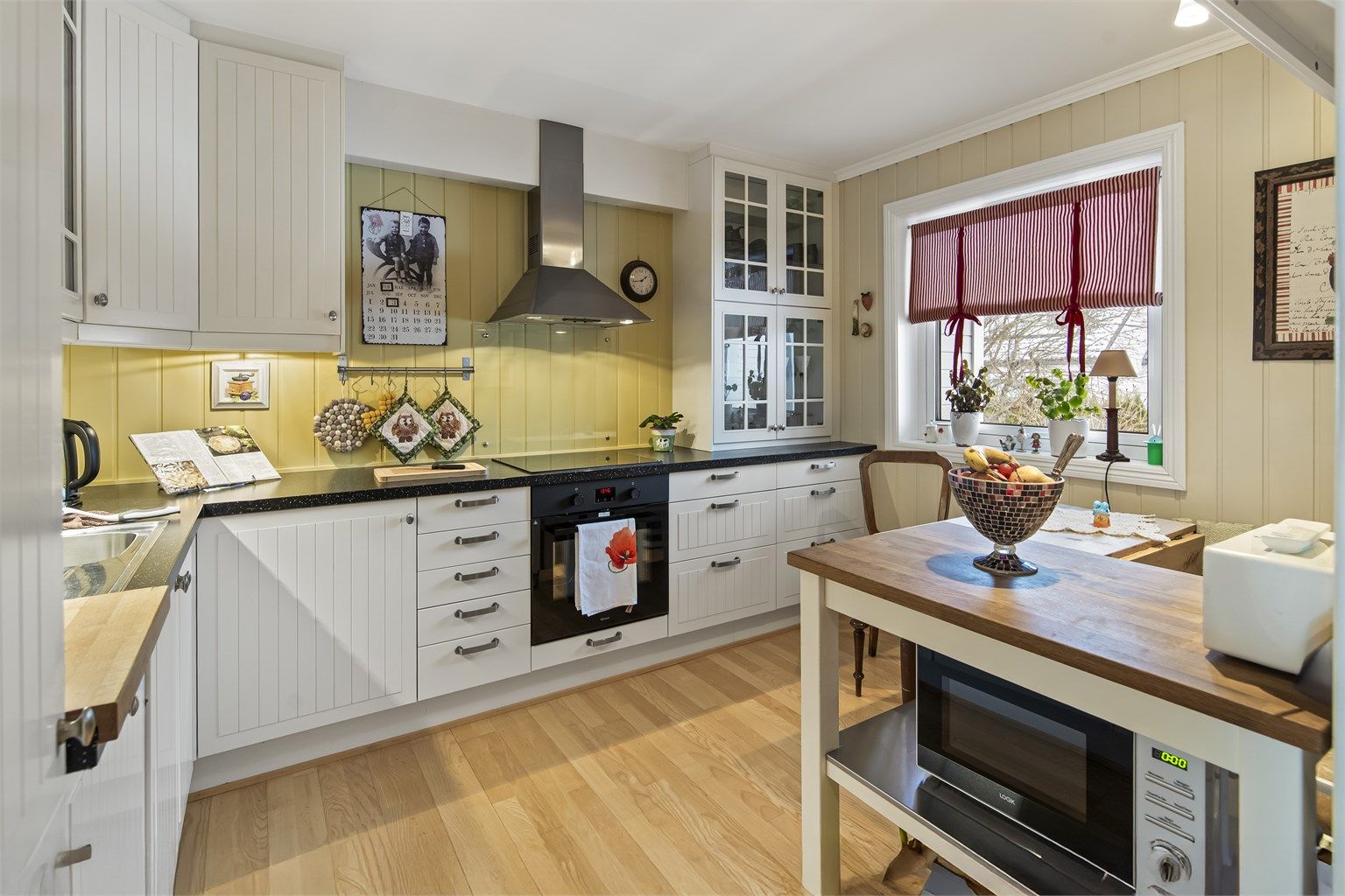 På kjøkkenet er det god plass til kjøkkenbord, for de daglige måltider