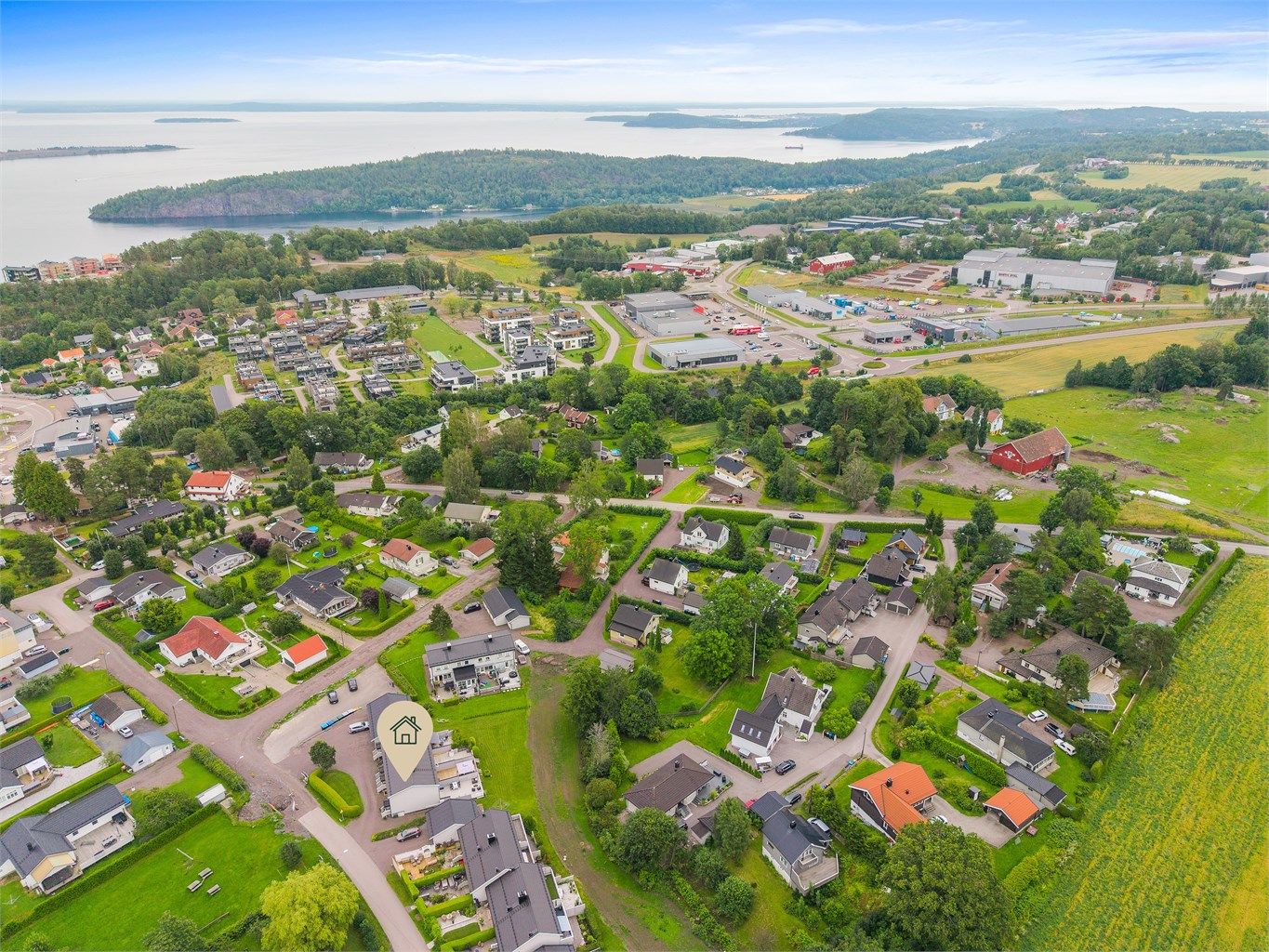 Raks og enkelt tilkomst til E18, noe som gir enkel kjøring mot både Kristiansand og Oslo