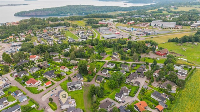 Raks og enkelt tilkomst til E18, noe som gir enkel kjøring mot både Kristiansand og Oslo