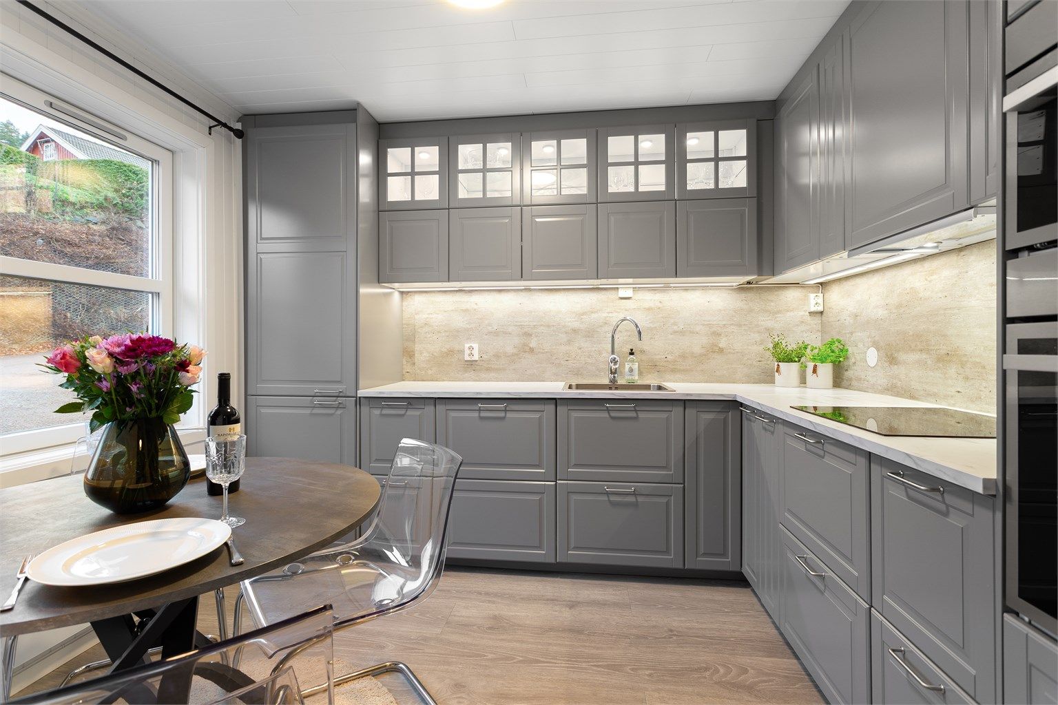 Rekkehus leilighet med meget pen kjøkkeninnredning fra 2020. Foto: Emotional Landscape Production Ole Thoresen.