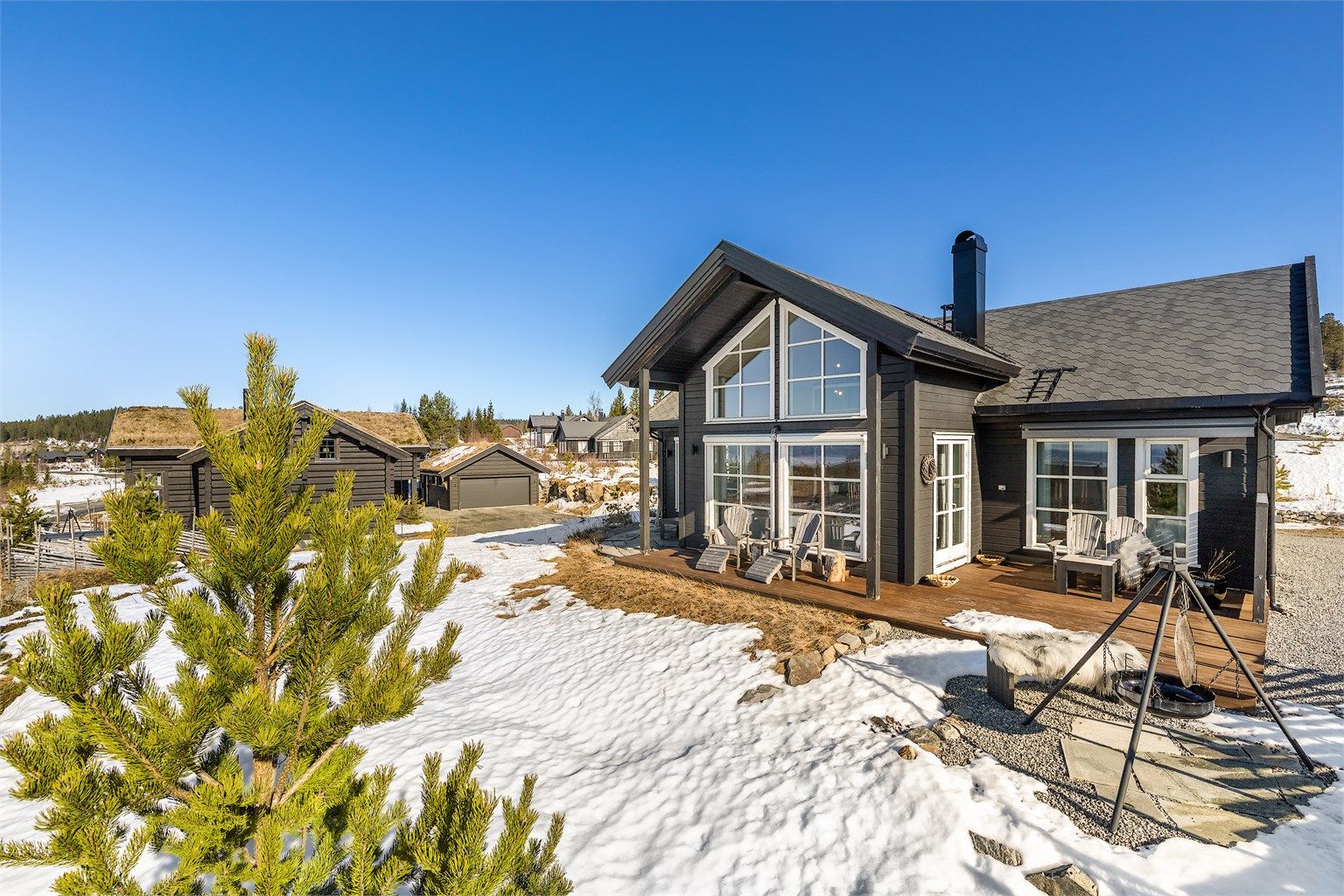 Stor tomt med koselig bålplass.