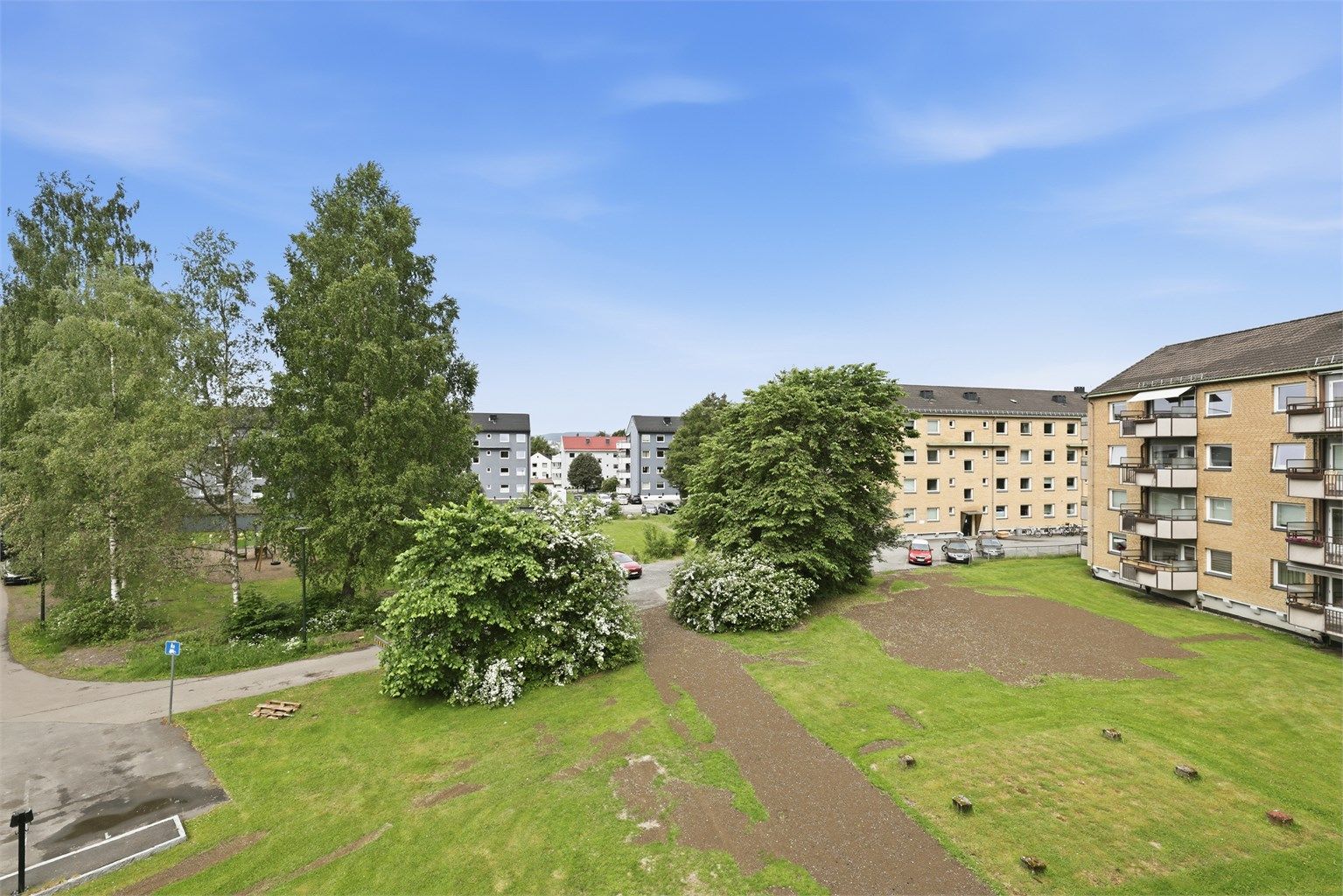 Borettslaget har fellesrom for sykler og barnevogner i kjelleren.