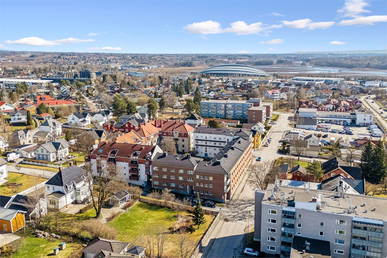 Det er kort gangavstand til Hamar sentrums handlegater, matkvartalet, kafèer, restauranter, kino, Hamar kulturhus, treningssentrene Espern og Fønix, samt kjøpesenteret CC Hamar.