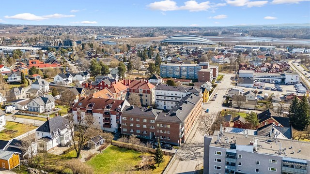 Det er kort gangavstand til Hamar sentrums handlegater, matkvartalet, kafèer, restauranter, kino, Hamar kulturhus, treningssentrene Espern og Fønix, samt kjøpesenteret CC Hamar.