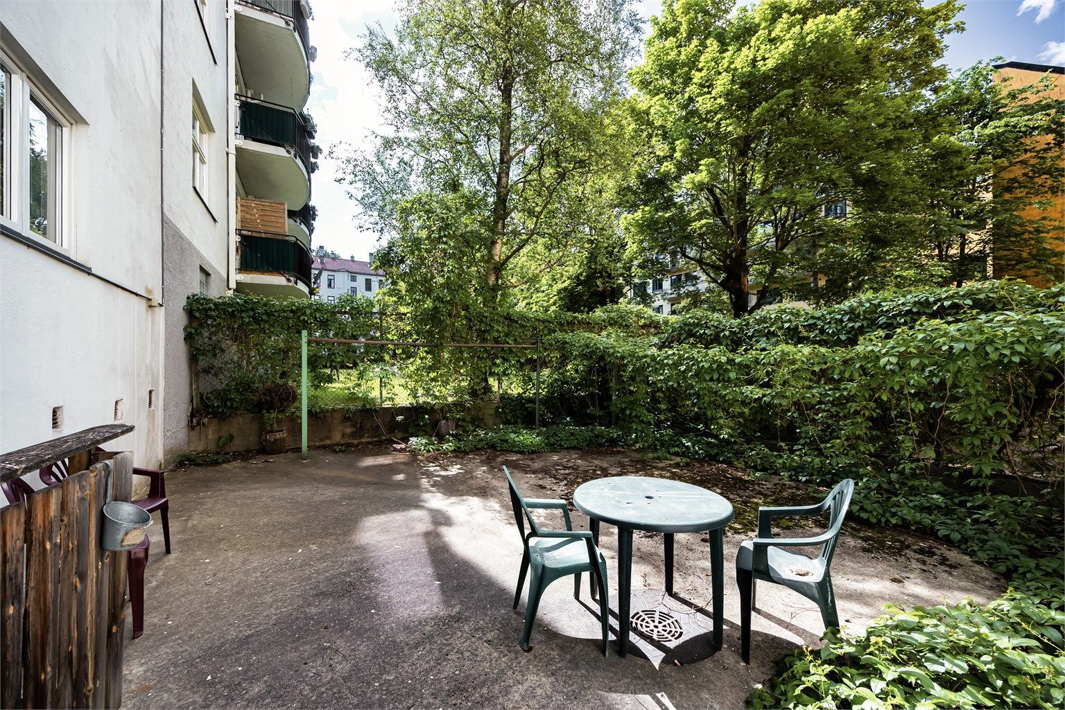 Bakgård.