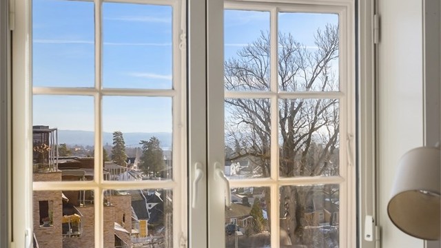 Fra leiligheten på en praktfull høyde har du en fin utsikt over nærområdet.