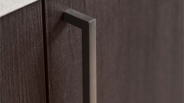 Norema kjøkkeninnredning med slette fronter og benkeplate av laminat.
