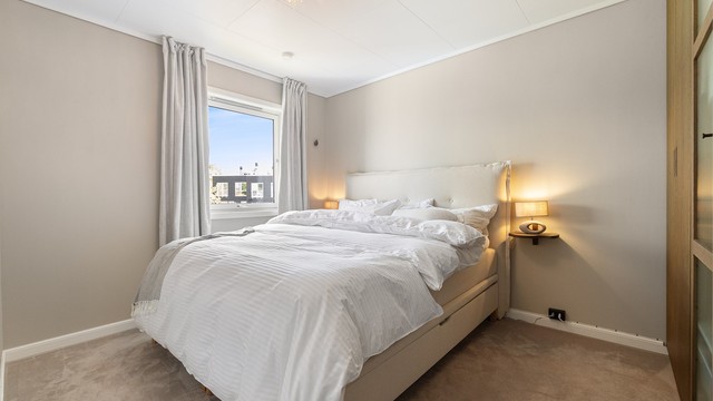 Soverommet har plass til dobbeltseng og er innredet med vegg-til-vegg-teppe.