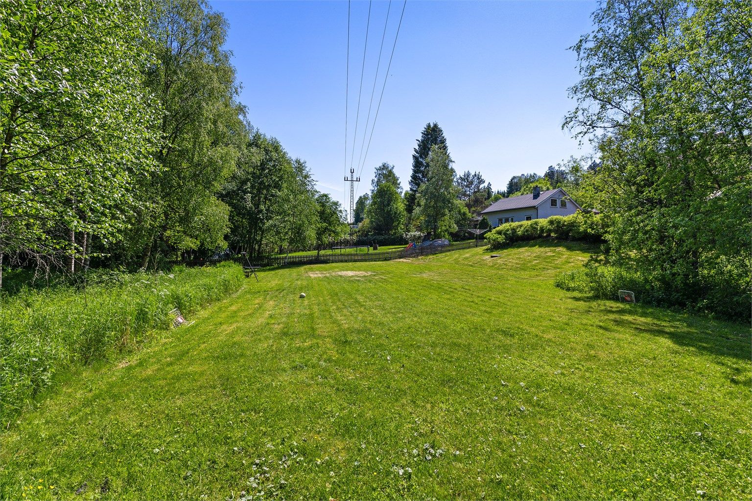 Uteområde - plass til både trampoline, fotballmål og diverse leker