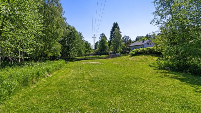 Uteområde - plass til både trampoline, fotballmål og diverse leker