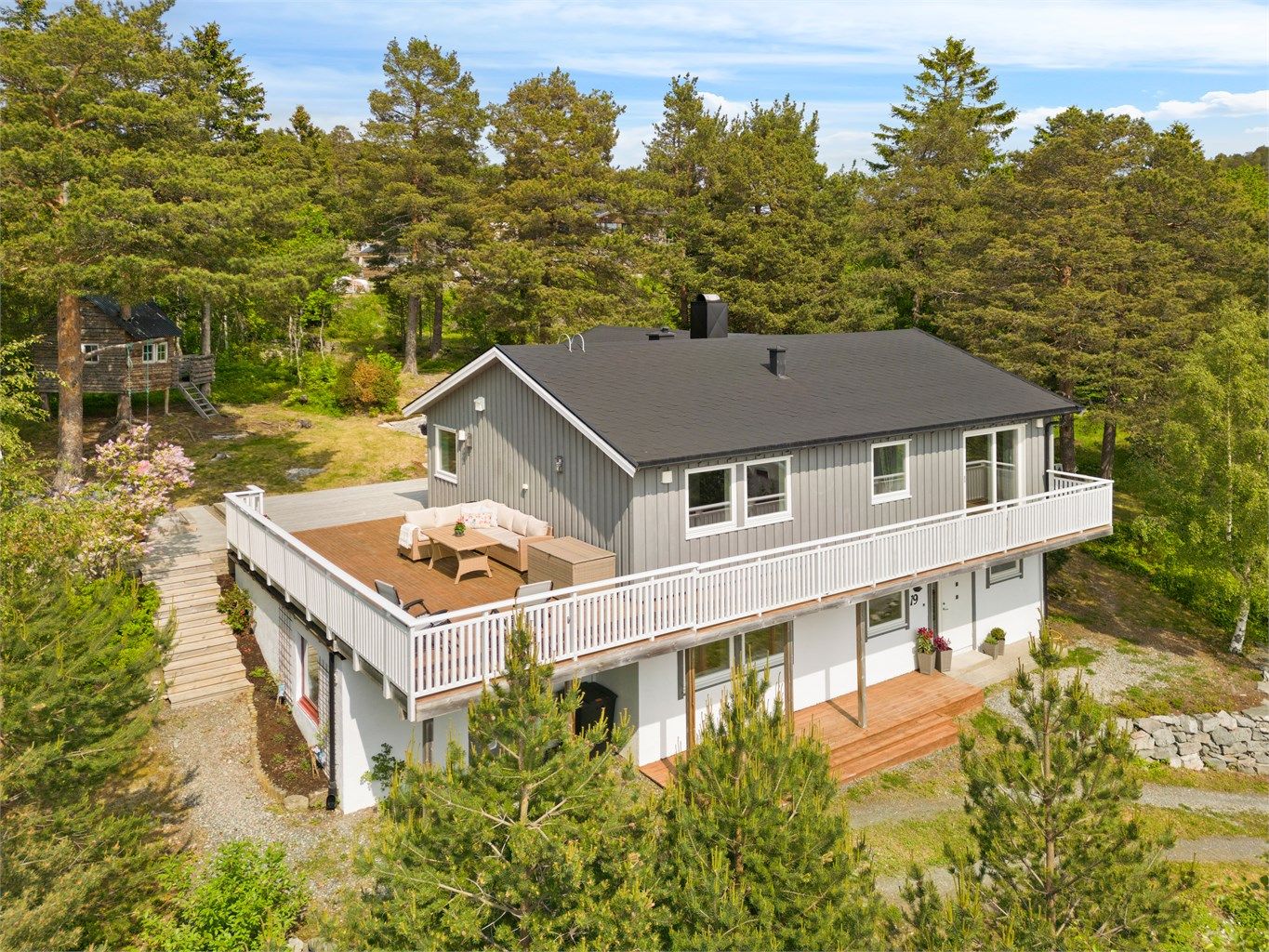 Enebolig på naturtomt med vakker utsikt mot fjorden.