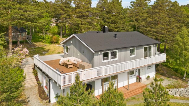 Enebolig på naturtomt med vakker utsikt mot fjorden.