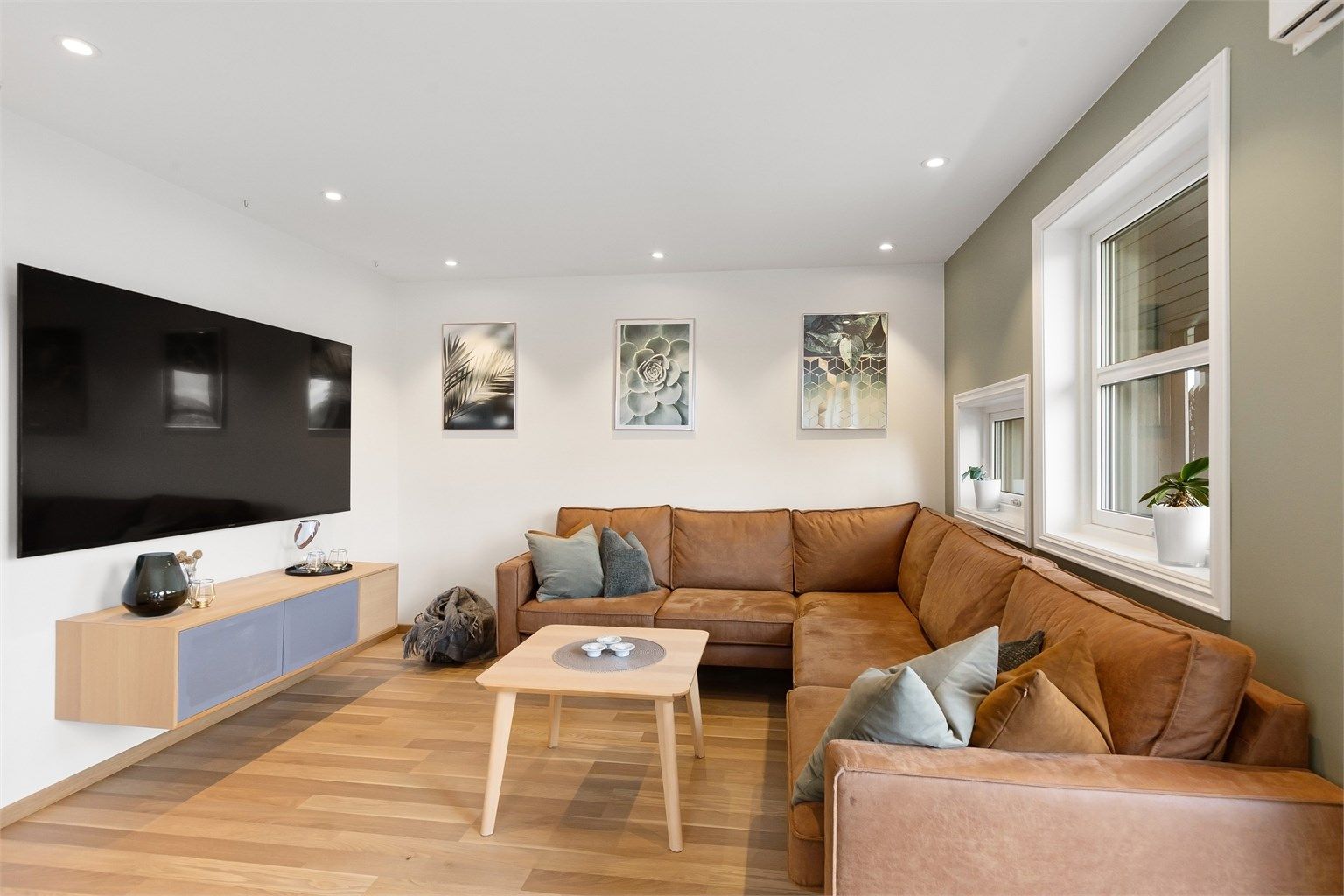 Stuen har god plass til en romslig hjørnesofa.