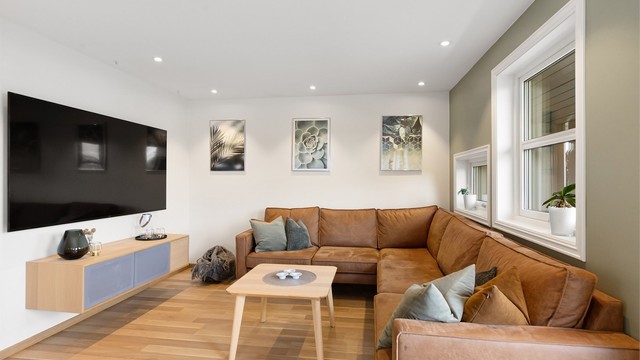 Stuen har god plass til en romslig hjørnesofa.