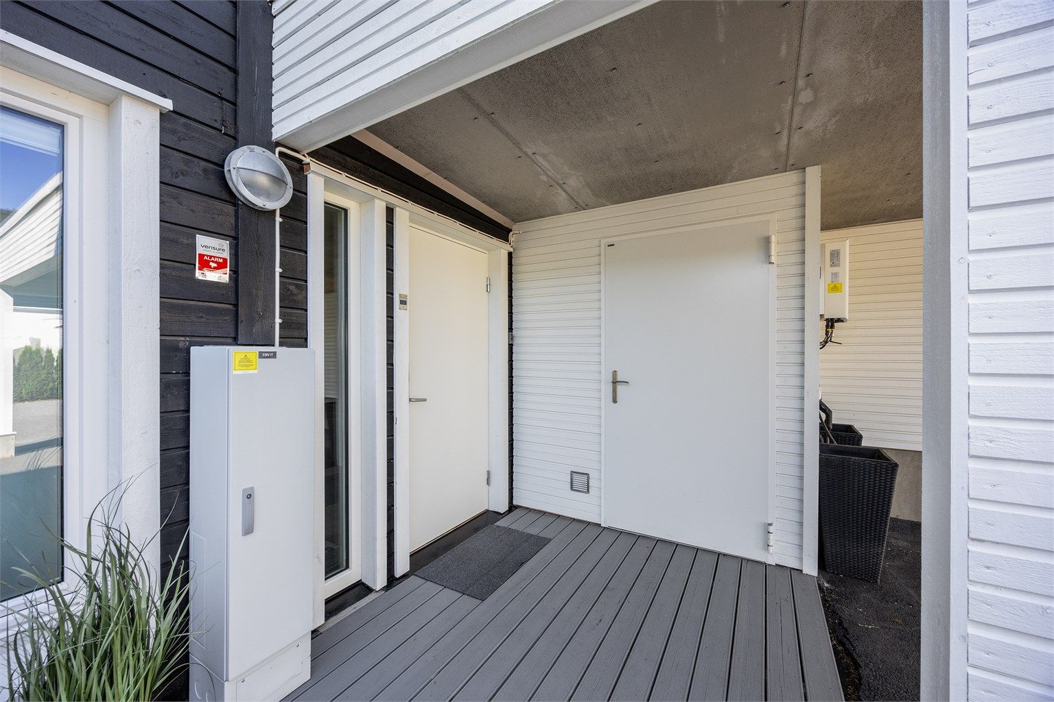 Boligen er utstyret med 18 solsellepanel på taket som gjør strømkostnadene lave