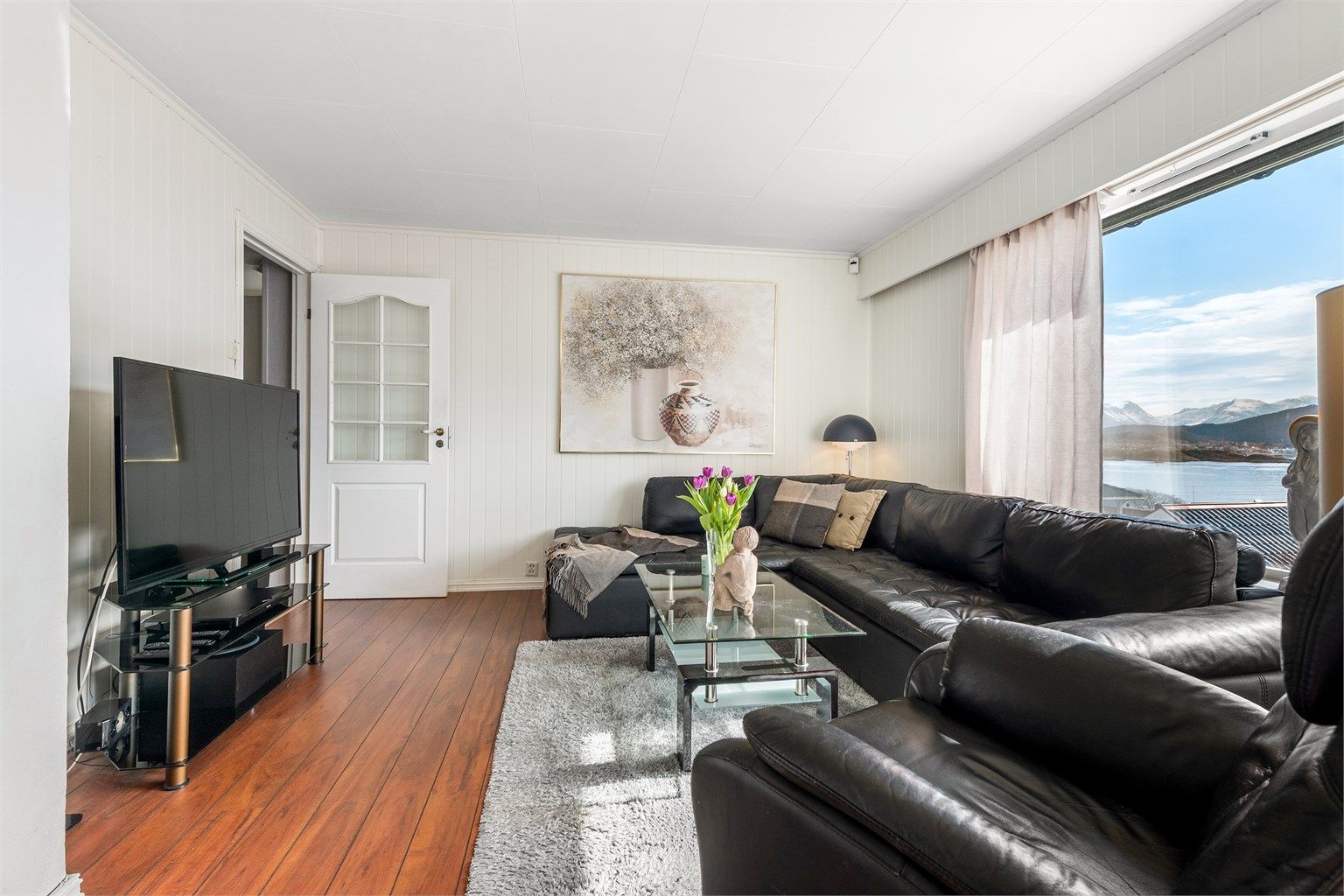 Stuen er romslig og lett å møblere, med god plass til en større sofagruppe.