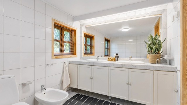 Baderommet er flislagt med gulvvarme