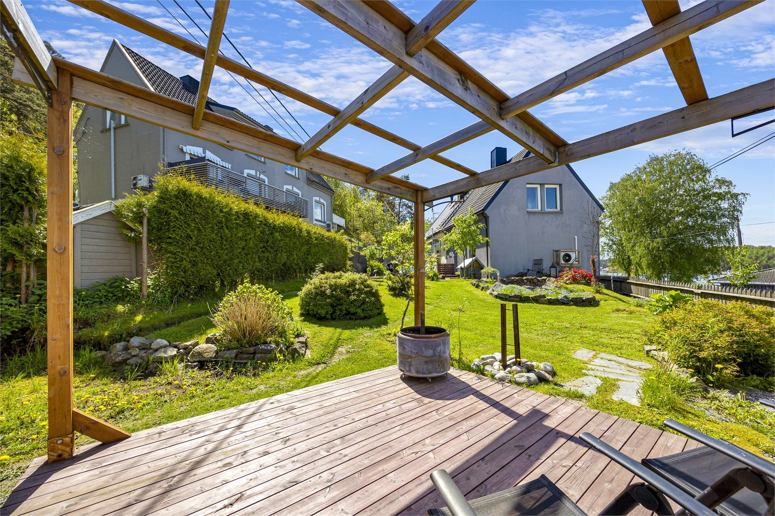 En innholdsrik del av tomannsbolig oppført med 3 etasjer, stor hage og solrike omgivelser. Boligen har oppgraderingsbehov. 