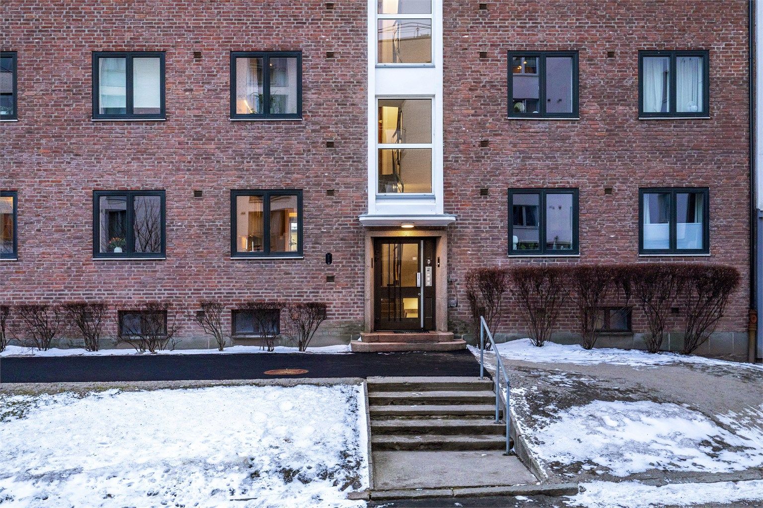 Leiligheten ligger i en høy 1. Etasje uten direkte innsyn fra gateplan og har enkel adkomst