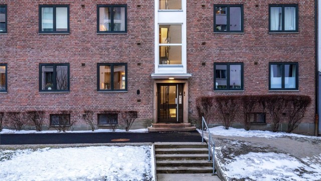 Leiligheten ligger i en høy 1. Etasje uten direkte innsyn fra gateplan og har enkel adkomst