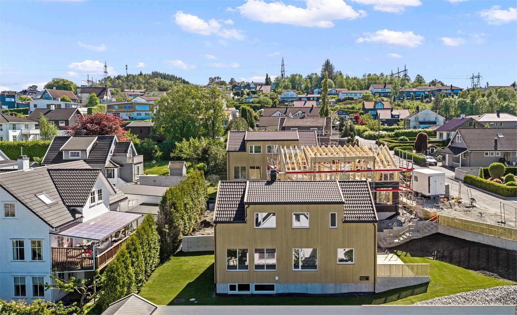 Kapellanveien 27, er i fremste rekke av 3 boliger som her bygges.  Dette er første ferdig og har en kjempe god plassering,