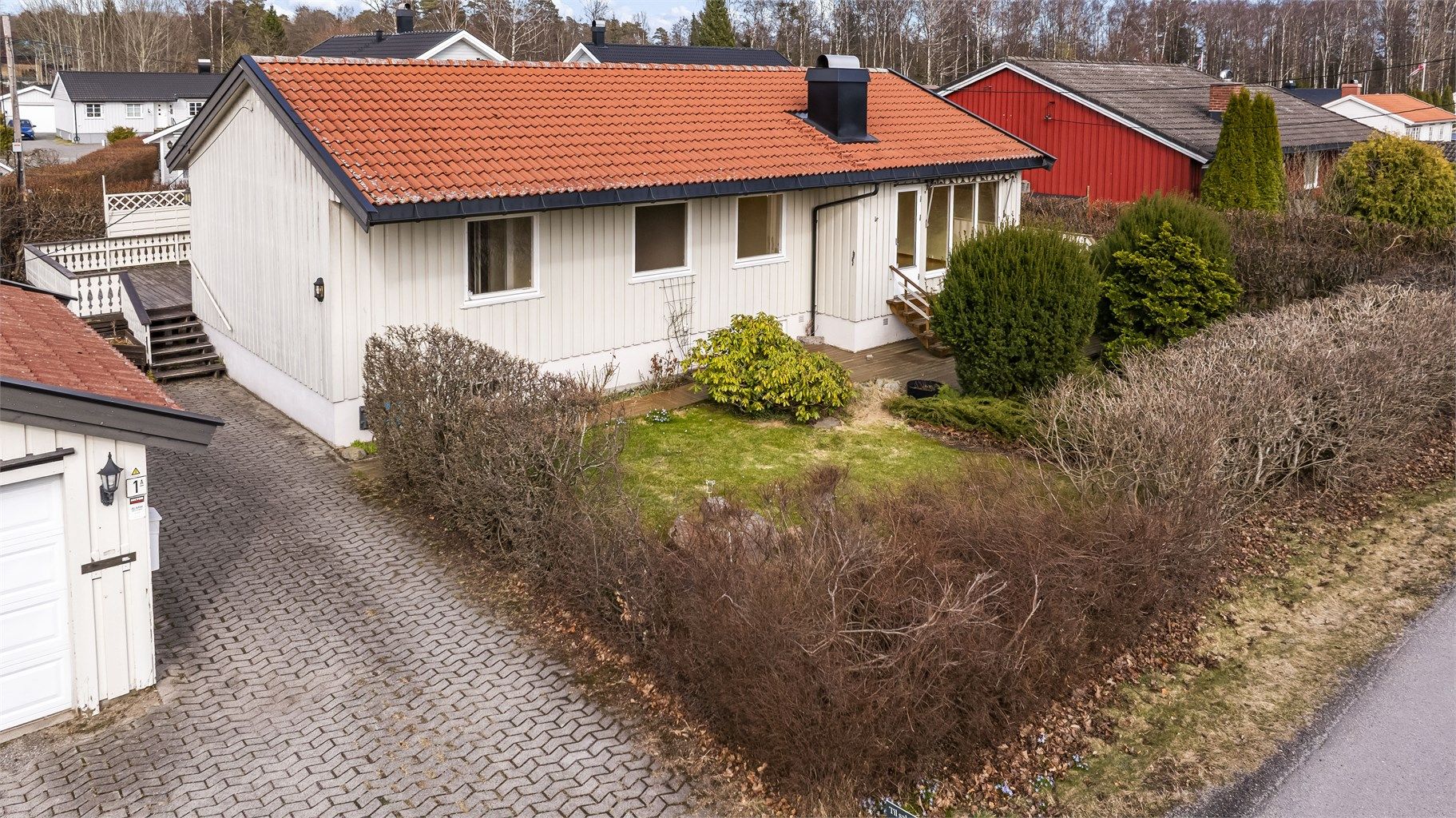 Like i nærheten finner du vakre Bugårdsparken, et grønt og levende samlingspunkt for både store og små. Her kan du nyte den opplyste tur- og joggeløypen rundt Bugårdsdammen året rundt, perfekt for både rolige kveldsturer og aktive treningsøkter