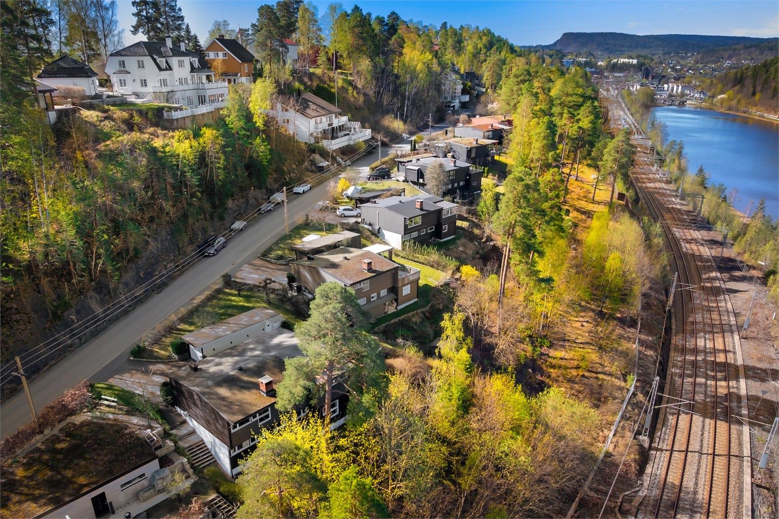 Eiendommen ligger i et etablert boligområde, med Blommenholm stasjon (linje L1) kun 12 minutters gange unna.