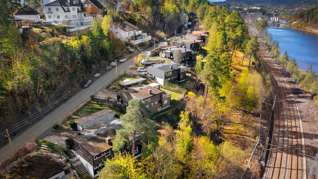 Eiendommen ligger i et etablert boligområde, med Blommenholm stasjon (linje L1) kun 12 minutters gange unna.