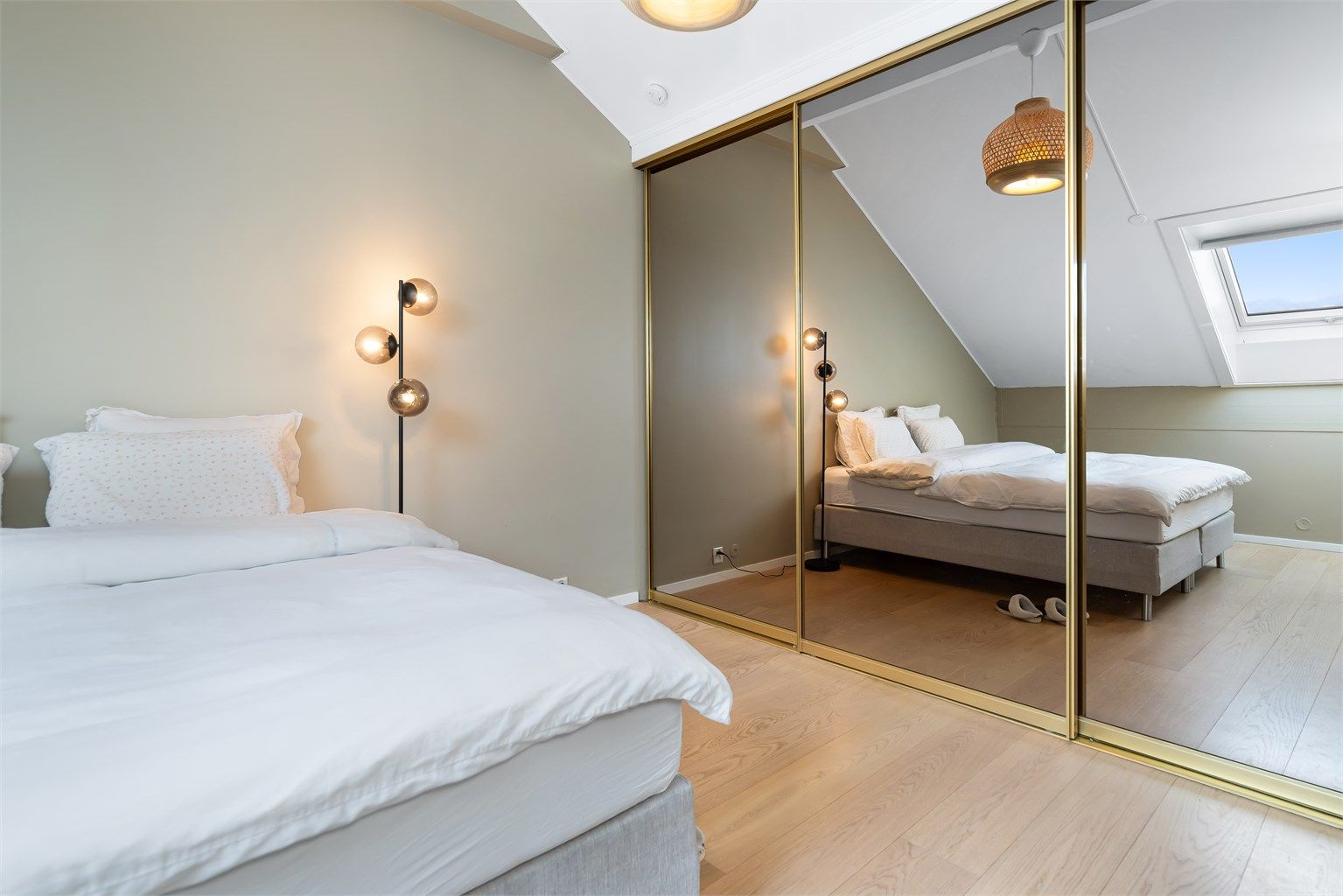 Det er innredet med skyvedørsgarderobe 