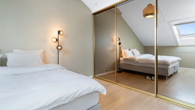 Det er innredet med skyvedørsgarderobe