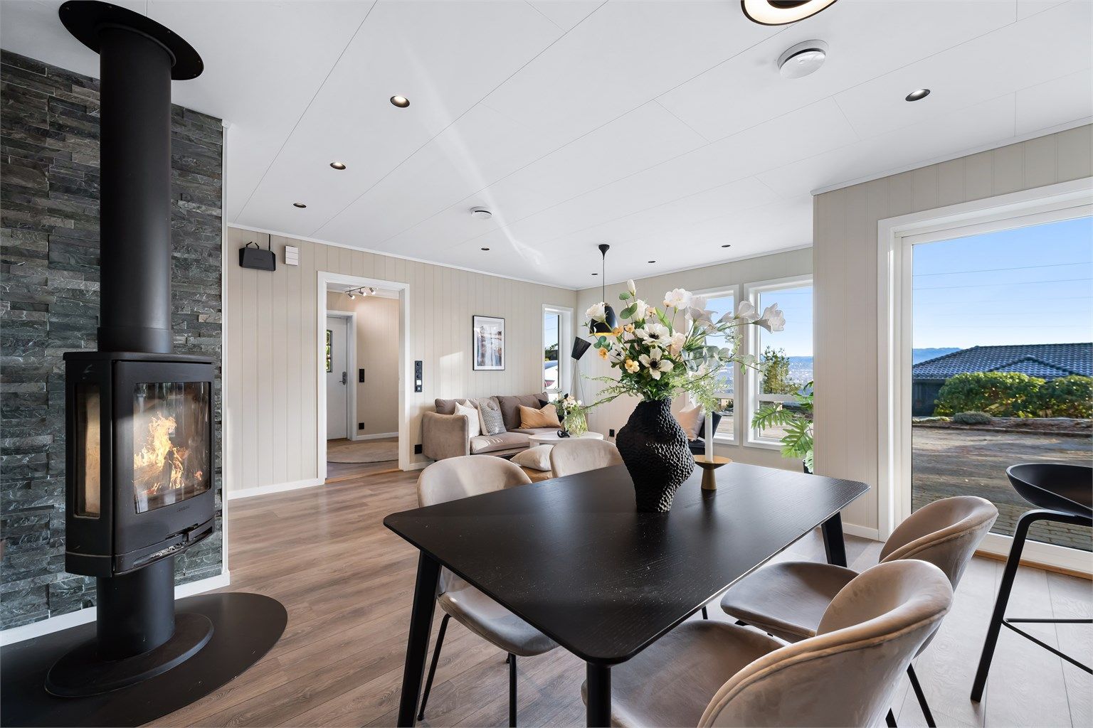 Rentbrennende og stilren Contura peisovn som varmer godt