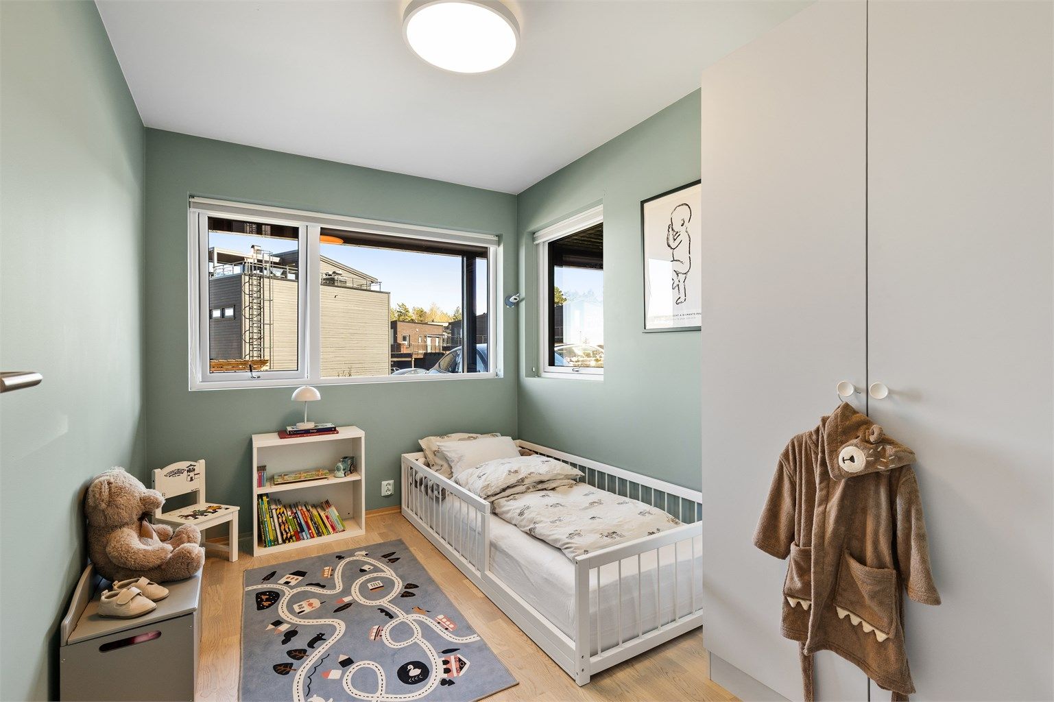 Det andre soverommet i første etasje. Perfekt til barnerom, gjesterom eller kontor. 