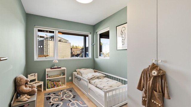 Det andre soverommet i første etasje. Perfekt til barnerom, gjesterom eller kontor.