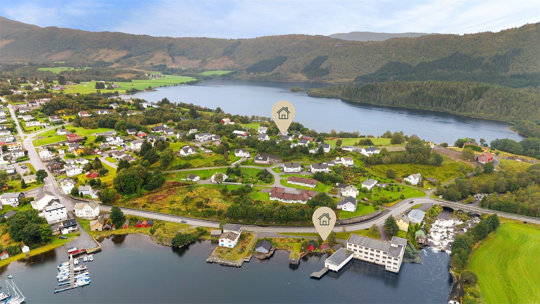Dronebilde over nærområdet som viser boligens plassering samt naustet 