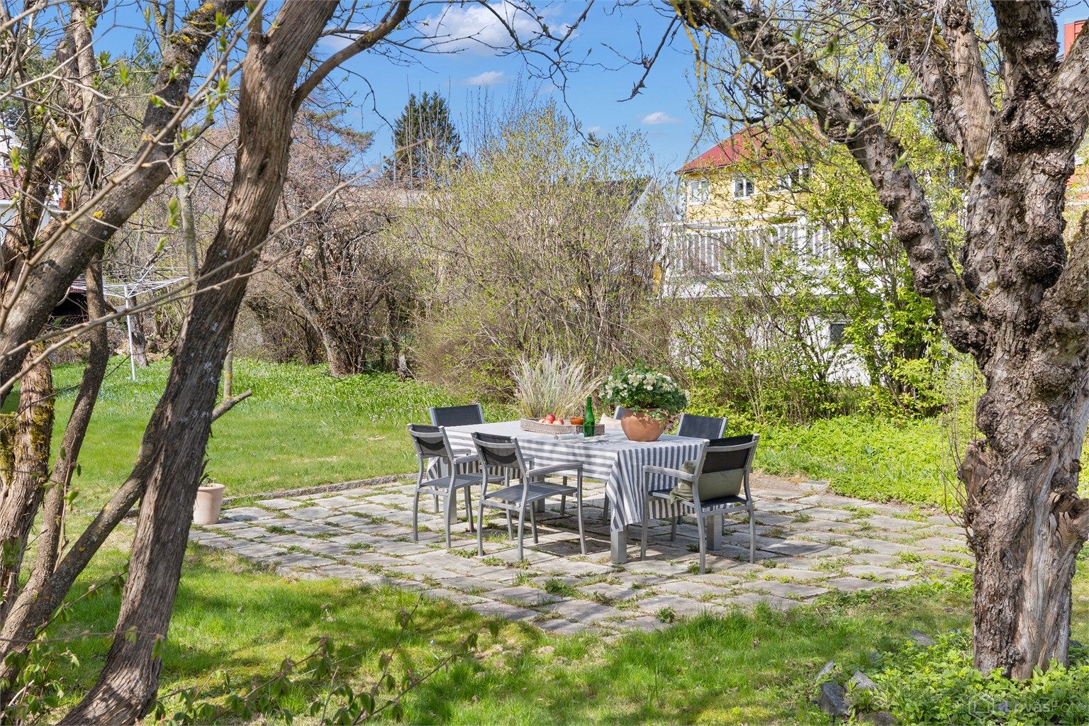 Stor og sjarmerende hage