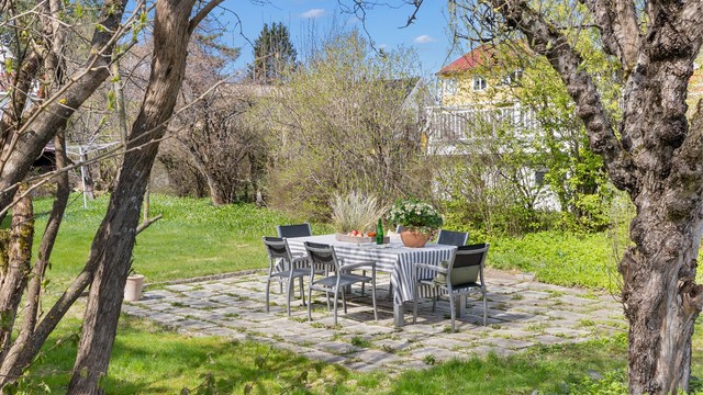 Stor og sjarmerende hage