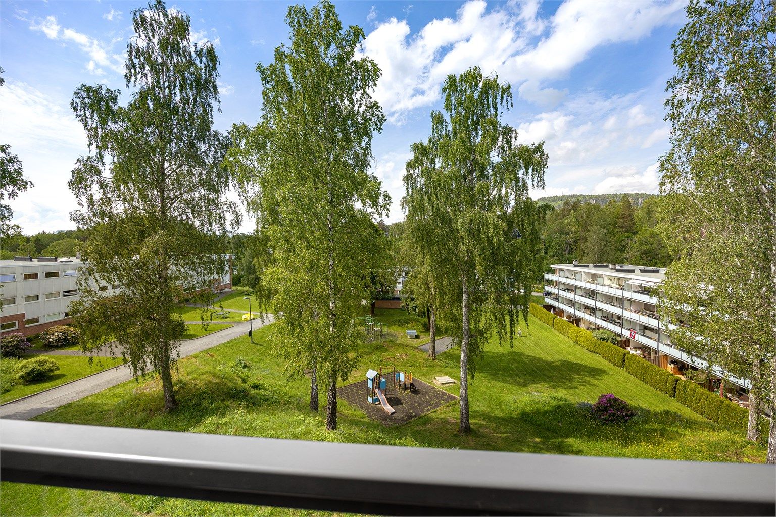Balkongen har nydelig utsikt mot Kolsåstoppen i vest - Foto: Eiendomsfoto