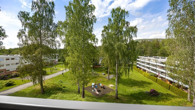 Balkongen har nydelig utsikt mot Kolsåstoppen i vest - Foto: Eiendomsfoto