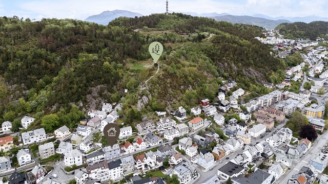 Nærområdet er rolig og fra leiligheten har man umiddelbar tilgang til turstien opp til Byfjellet. Her er det flere kilometer med stier til både Fjellstua, friidrettsanlegg og ned til Borgernes veg