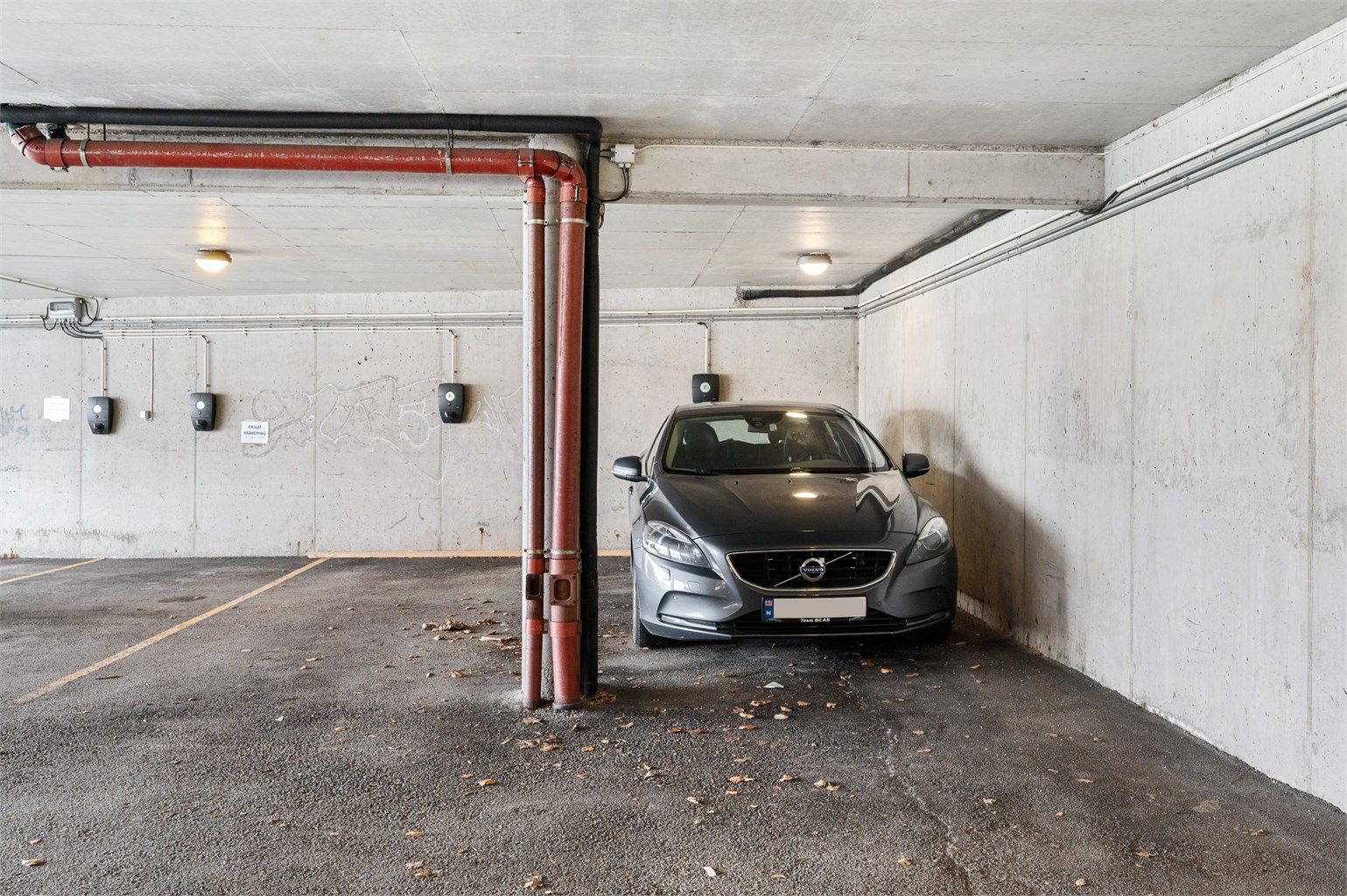 Leiligheten har fast parkeringsplass med lader til el-bil (innerste plass)