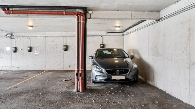 Leiligheten har fast parkeringsplass med lader til el-bil (innerste plass)