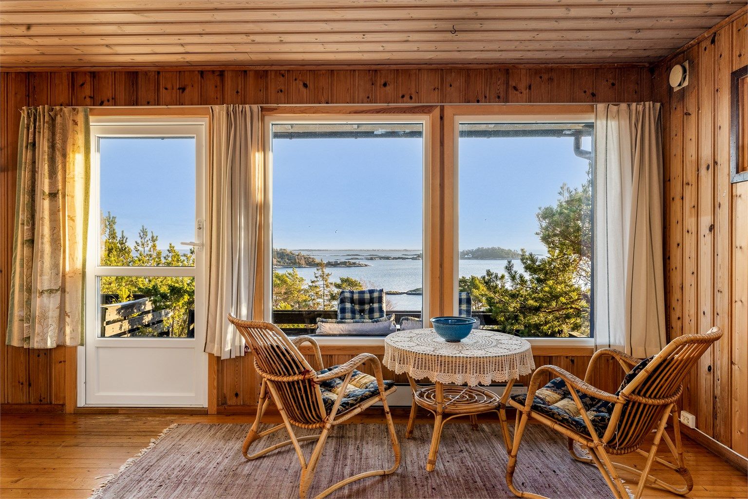 Naturen velter inn gjennom store vinduer i stua.