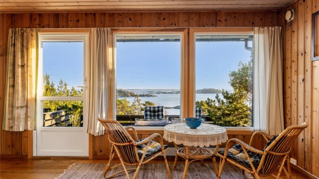 Naturen velter inn gjennom store vinduer i stua.