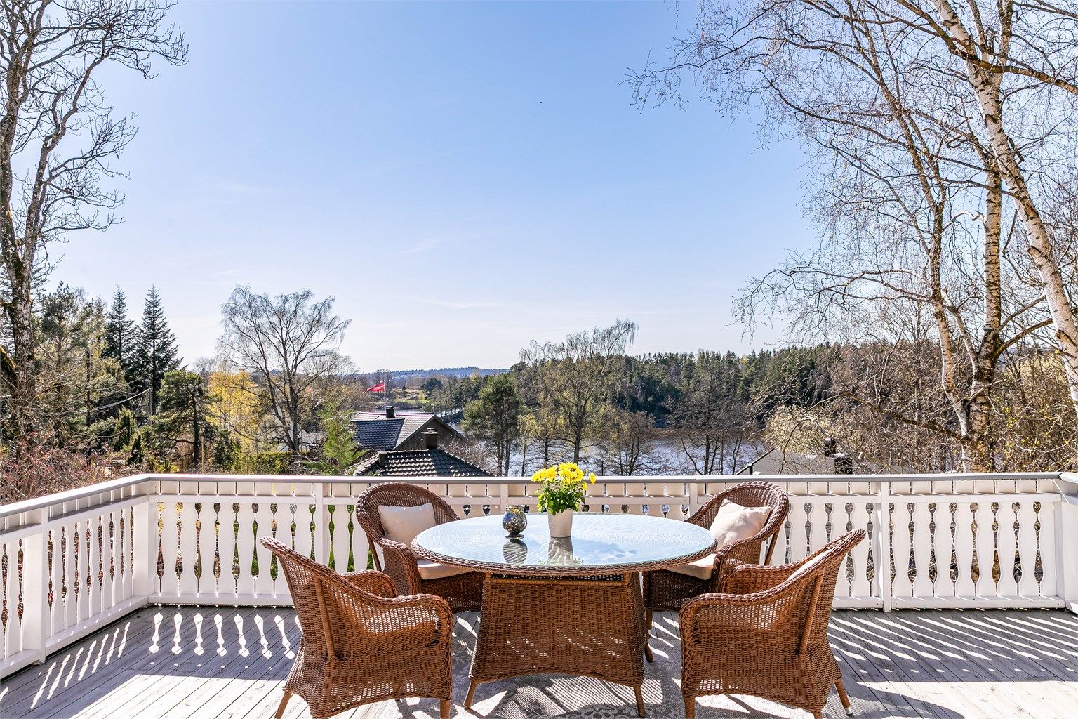 Boligen er oppført i vestvendt terreng som skråner ned mot Vansjø og byr på langstrakt utsikt i samme himmelretning. Fotograf; Børge Oppegård.