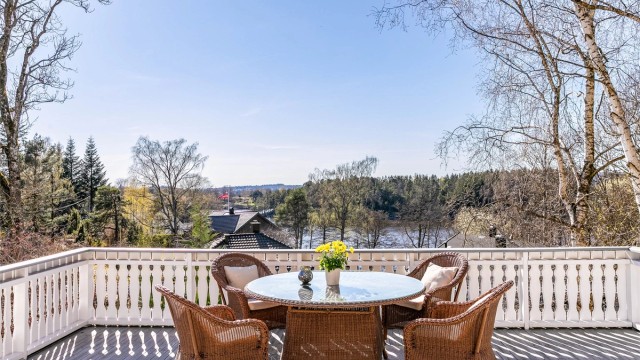 Boligen er oppført i vestvendt terreng som skråner ned mot Vansjø og byr på langstrakt utsikt i samme himmelretning. Fotograf; Børge Oppegård.