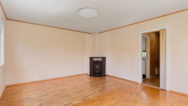 Stuen ligger vegg i vegg med kjøkkenet, og fremstår lys og med god plass til både spisebord og sofa med tilhørende mediemøblement.