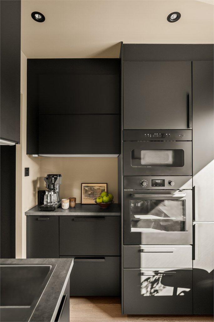 Godt med skap- og benkeplass gir rikelig med oppbevaring og gode arbeidsflater.