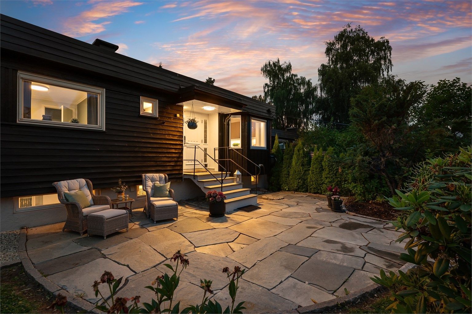 Ved inngangspartiet er det en markterrasse på 34 m², også den belagt med naturstein.