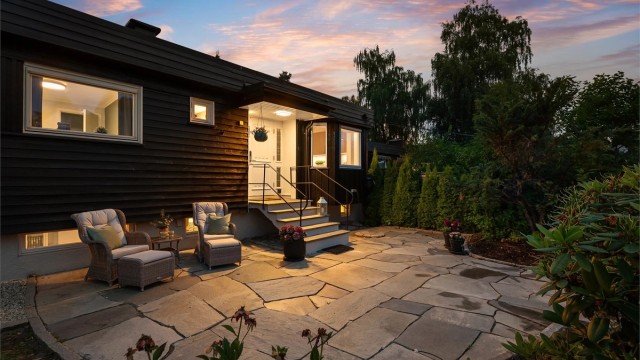 Ved inngangspartiet er det en markterrasse på 34 m², også den belagt med naturstein.