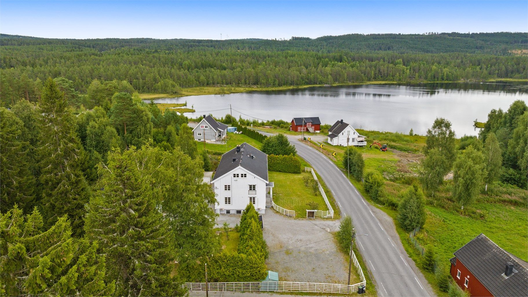 Eiendommen ligger idyllisk til på en meget stor tomt ved Jønsjøen, med umiddelbar nærhet til skog og mark.